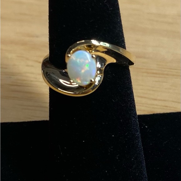 14 karat Yellow Gold and Australian Opal Ring - Picture 7 of 13